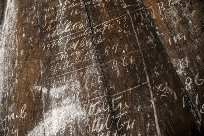 Vintages written in chalk on an old barrel